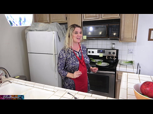❤️ Stepmom u munghje in cucina prima di a so data Sessu à noi % co.xxxwow-net.ru% ❌